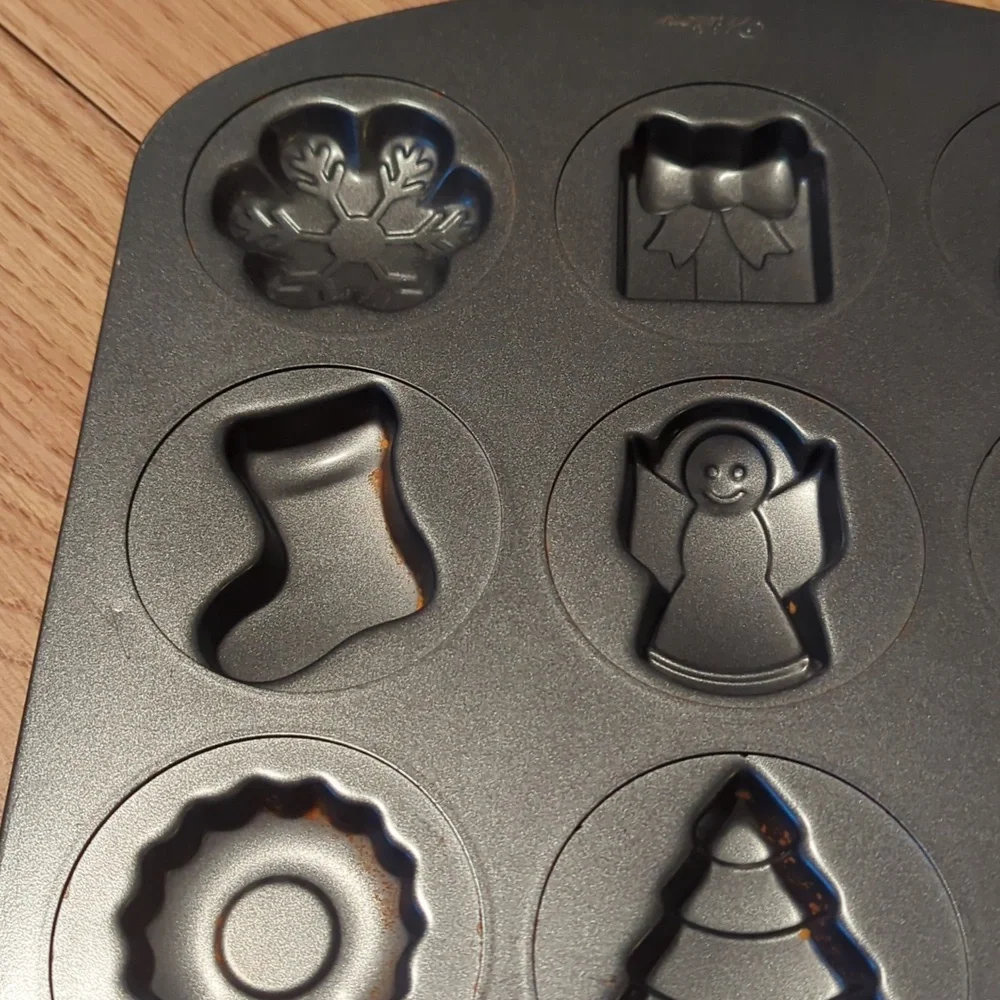 Wilton Christmas Shapes Cookie Pan/Baking Mold with 12 Cavities Holiday Dessert